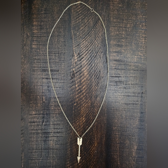 Elegant Gold Arrow Necklace - Picture 1 of 3